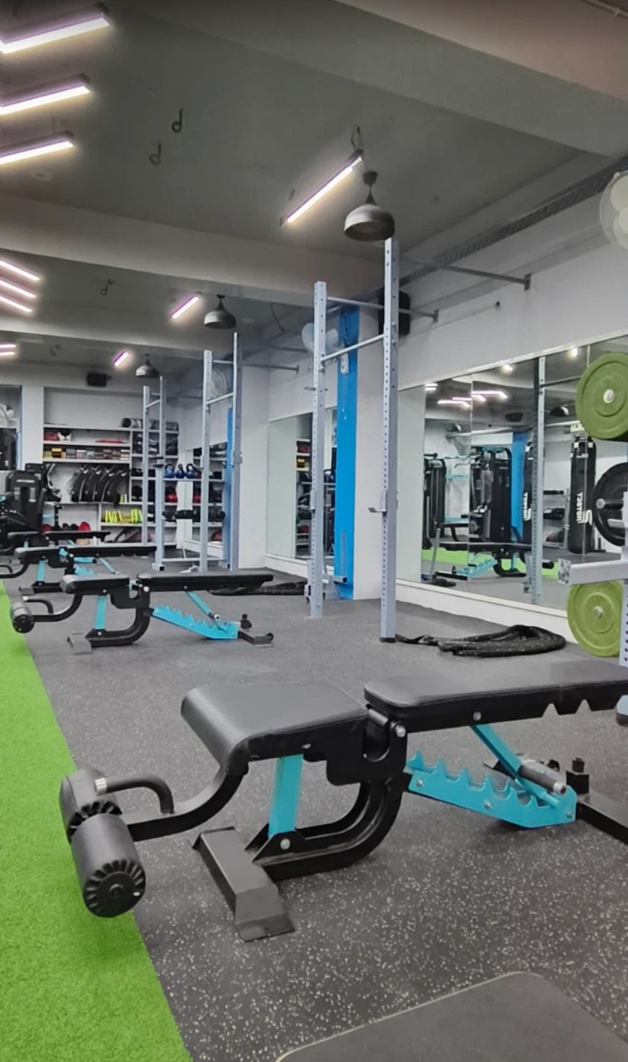 Weight benches and strength racks at OMNI FIT